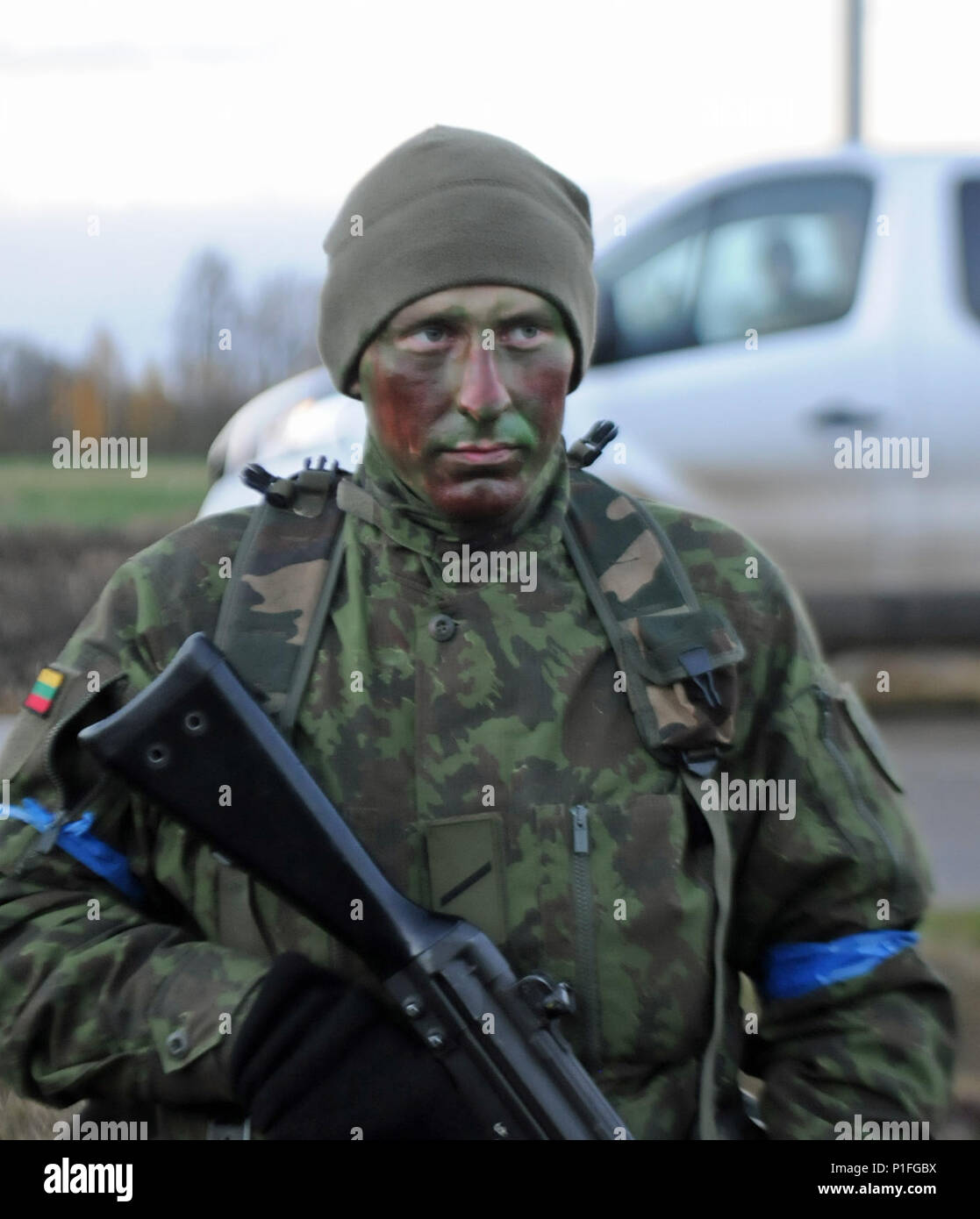 Vilnius Lituanie Un Soldat Lituanien Lituanien Avec La 6eme Unite Territoriale D Prisikelimo District Militaire Les Forces Volontaires De Defense Nationale Lituanienne Effectue Une Patrouille Dans Un Champ Le 30 Octobre Lors